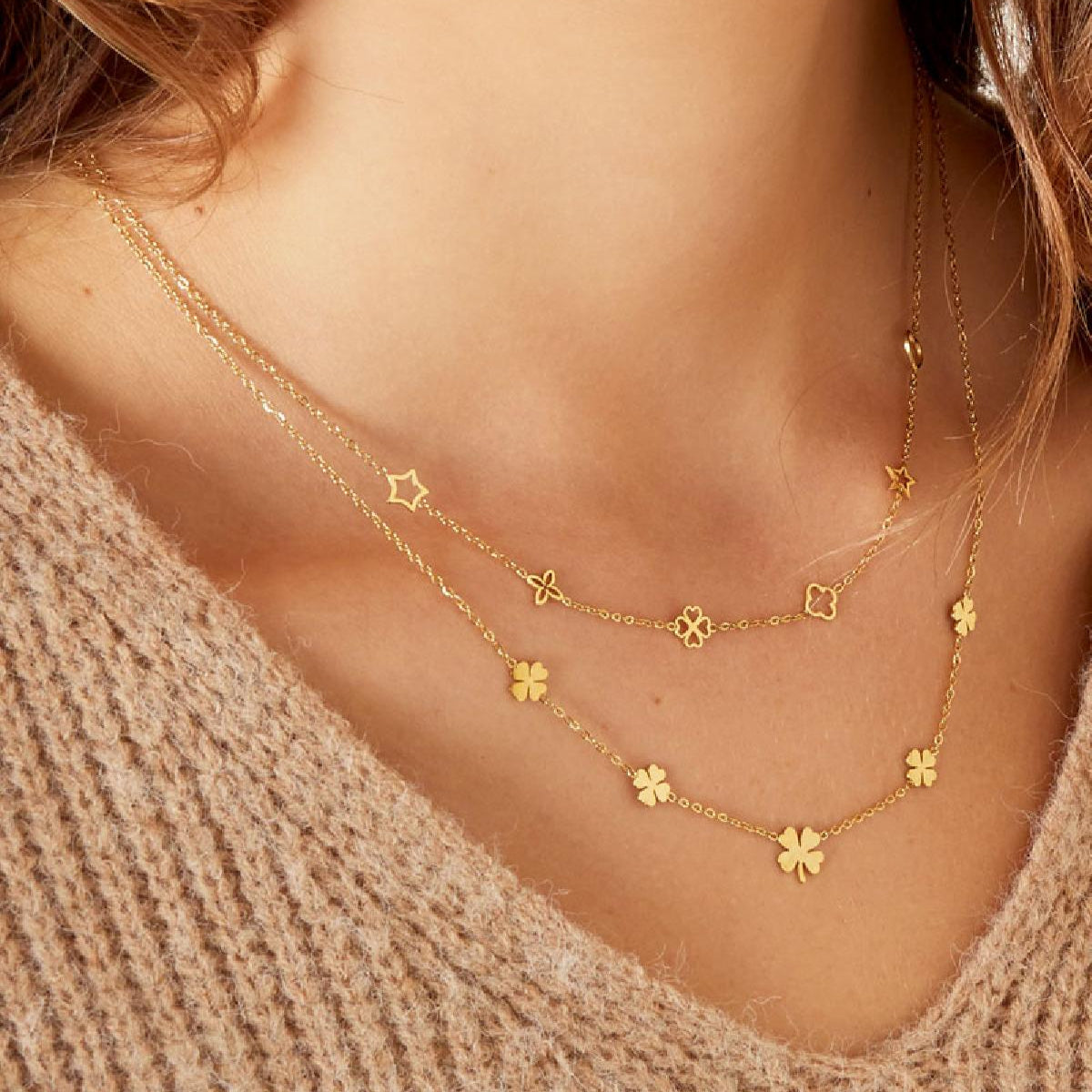 Goldene Glücksklee-Halskette im Layering-Look angelegt – feiner Schmuck - Beau Soleil Jewelry