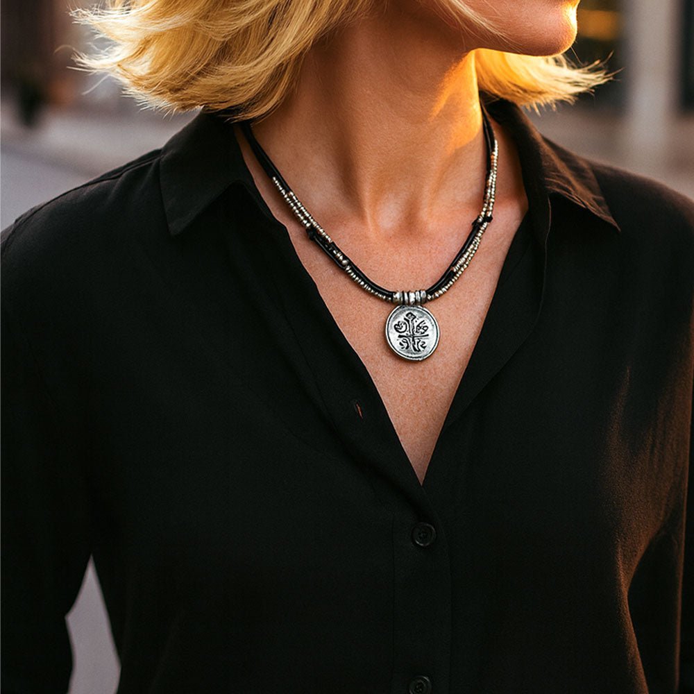 Ketten - Lederkette mit Silberperlen und Medaillon - Braun - K185 - 1 - Beau Soleil Jewelry