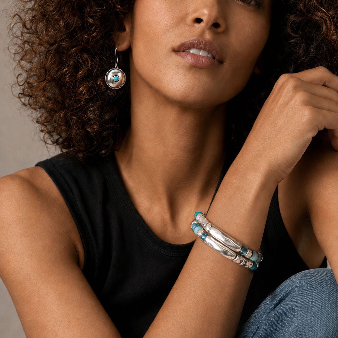Model trägt Ohrhänger Ohrringe - Ohrhänger Marokko - O_363_coin - Beau Soleil Jewelry