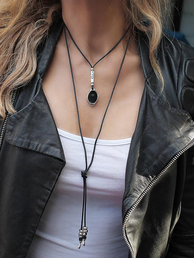 Model trägt Lederkette mit Anhänger schwarzer Onyx individuell tragbar - Schwarzes Leder - K269_black - Halsketten - Beau Soleil Jewelry