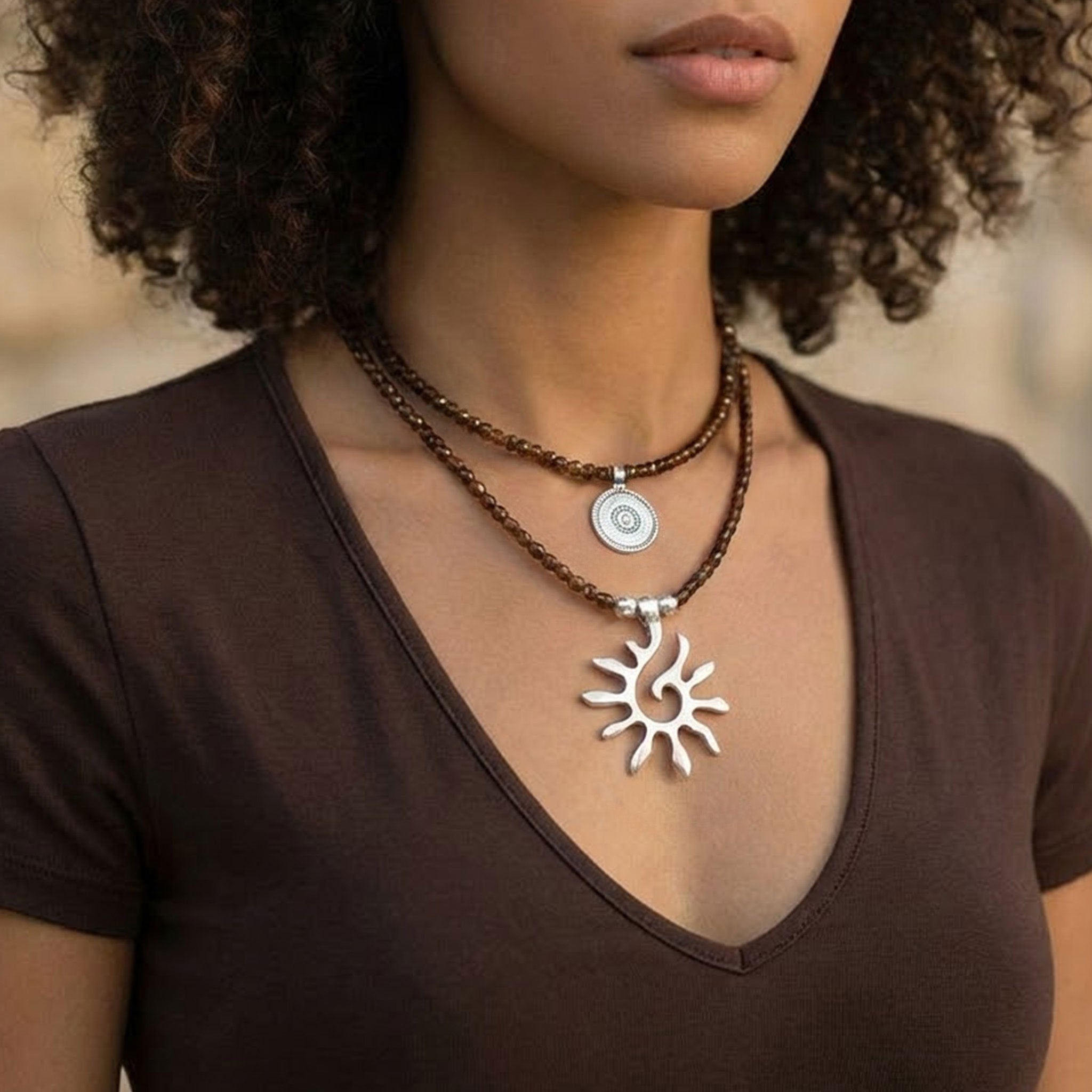 Model trägt Damen-Halsketten mit Glasperlen, Münz- und Sonnenanhänger Ketten Set mit Anhänger Sonne und Münze - Beau Soleil Jewelry