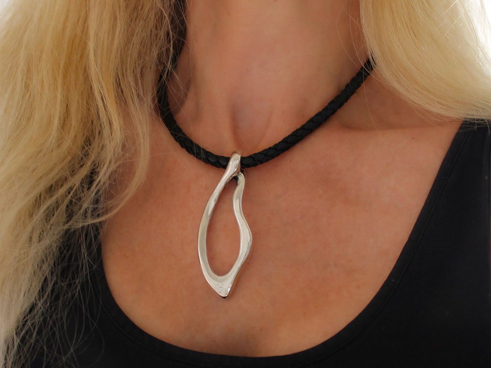 Ketten - Kurze Lederkette mit großem Anhänger K299 - 40cm Schwarz - k299-40 - Beau Soleil Jewelry