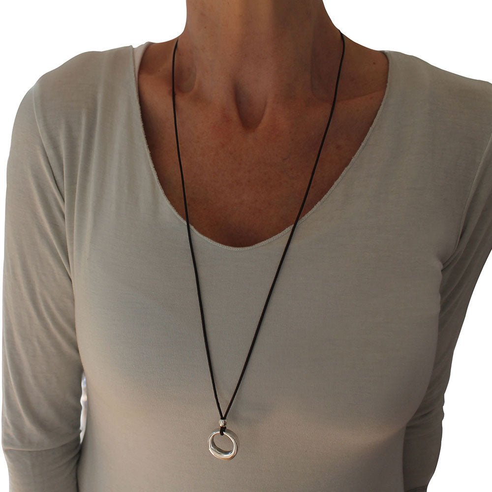 Model Trägt Halskette Damen - Lederkette mit Ring K262 - Silber - K262-braun - Beau Soleil Jewelry