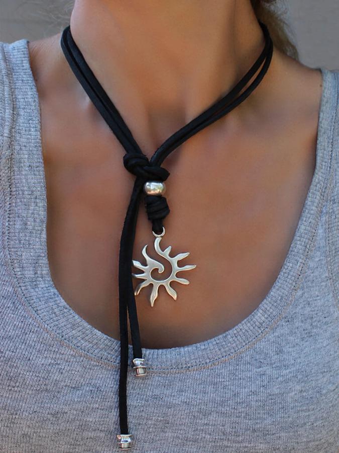 Model trägt Halskette Lederkette mit Anhänger Sonne individuell tragbar - Schwarzes Leder - K255 - Beau Soleil Jewelry