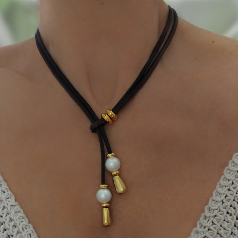 Ketten - Lederkette vergoldet mit Süsswasser Perlen individuell tragbar - 55cm Braunes Leder - Beau Soleil Jewelry