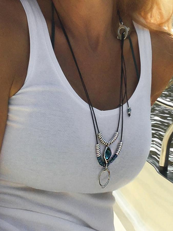 Model trägt Lederkette Layer Kette zweireihig mit blauer Jade Anhänger und Ring Anhänger - Schwarzes Leder - K291 - Halsketten Damen - Beau Soleil Jewelry