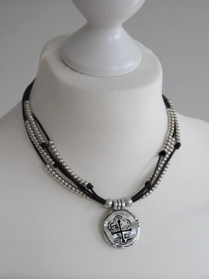 Ketten - Mehrreihige kurze Lederkette mit Münz Anhänger - Braun - K185 - Beau Soleil Jewelry