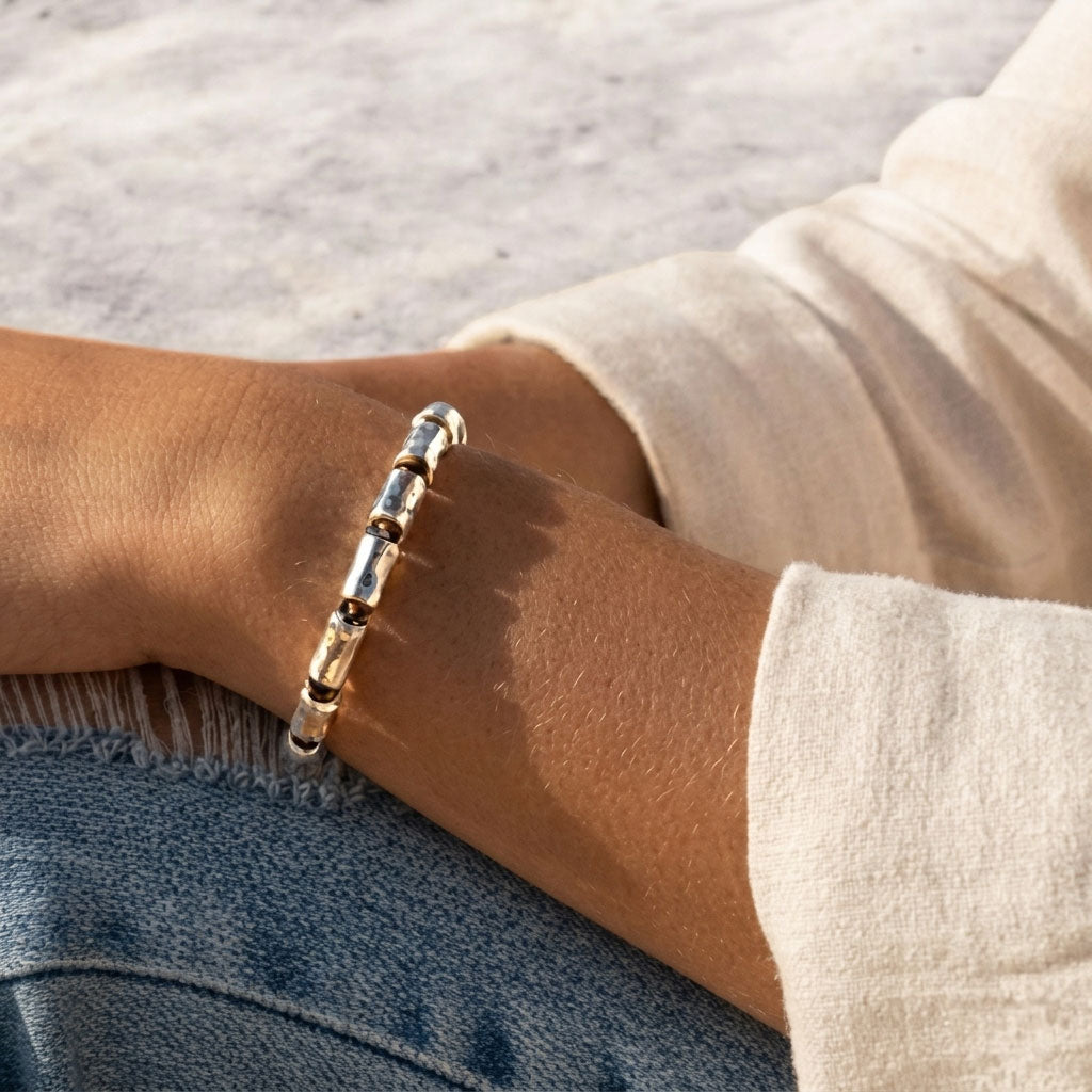 Armbänder - Boho Bambus Stretcharmband für Damen – Silberne Elemente & Braune Perlen - 17 - a912-17 - Beau Soleil Jewelry