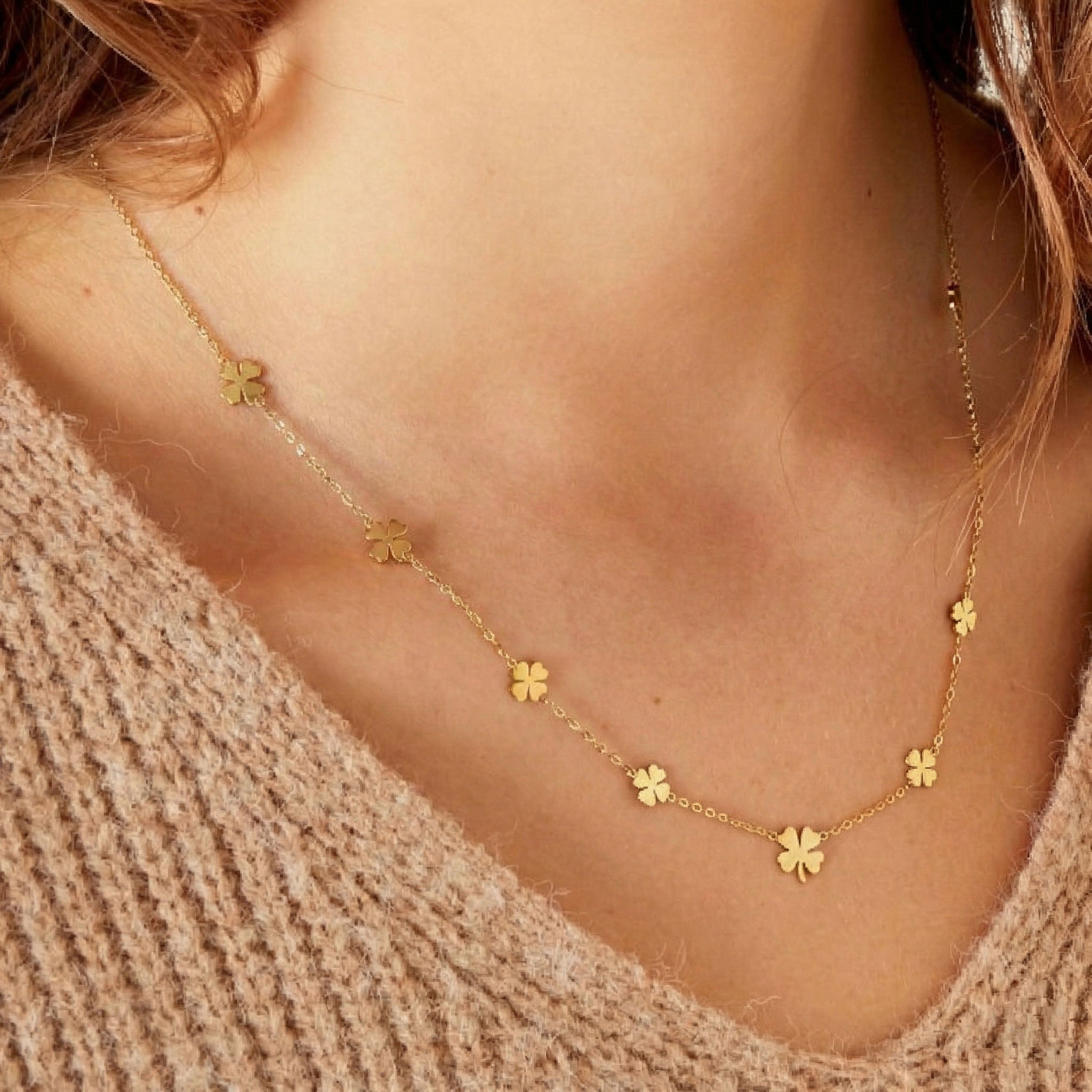 Goldene Glücksklee-Halskette im Layering-Look angelegt – feiner Schmuck - Beau Soleil Jewelry