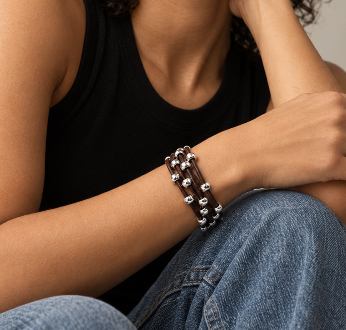 Model trägt Armband Damen Lederarmband Emelie - braun- A983-18-braun - Armbänder - Beau Soleil Jewelry