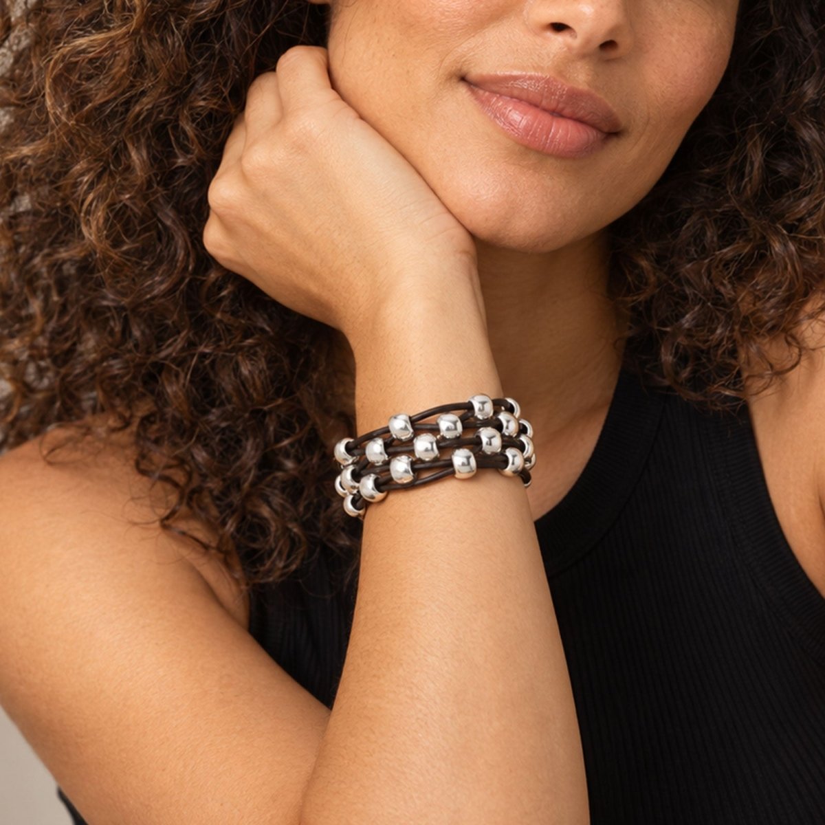 Model trägt Armband Damen Lederarmband Emelie - braun- A983-18-braun - Armbänder - Beau Soleil Jewelry