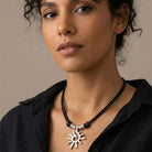 Ketten - Lederhalskette mit Anhänger Sonne längenverstellbar K296 - Braun - K296-braun - Beau Soleil Jewelry