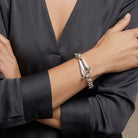 Model trägt massives Rolo-Armband mit großem Knebelverschluss