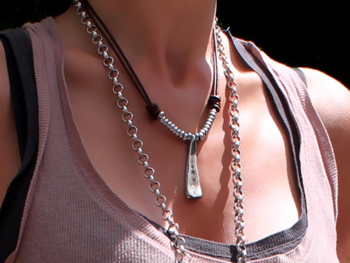 Model trägt Längenverstellbare Lederkette mit langem Anhänger - Braun - K189 - Halsketten - Ketten - Beau Soleil Jewelry