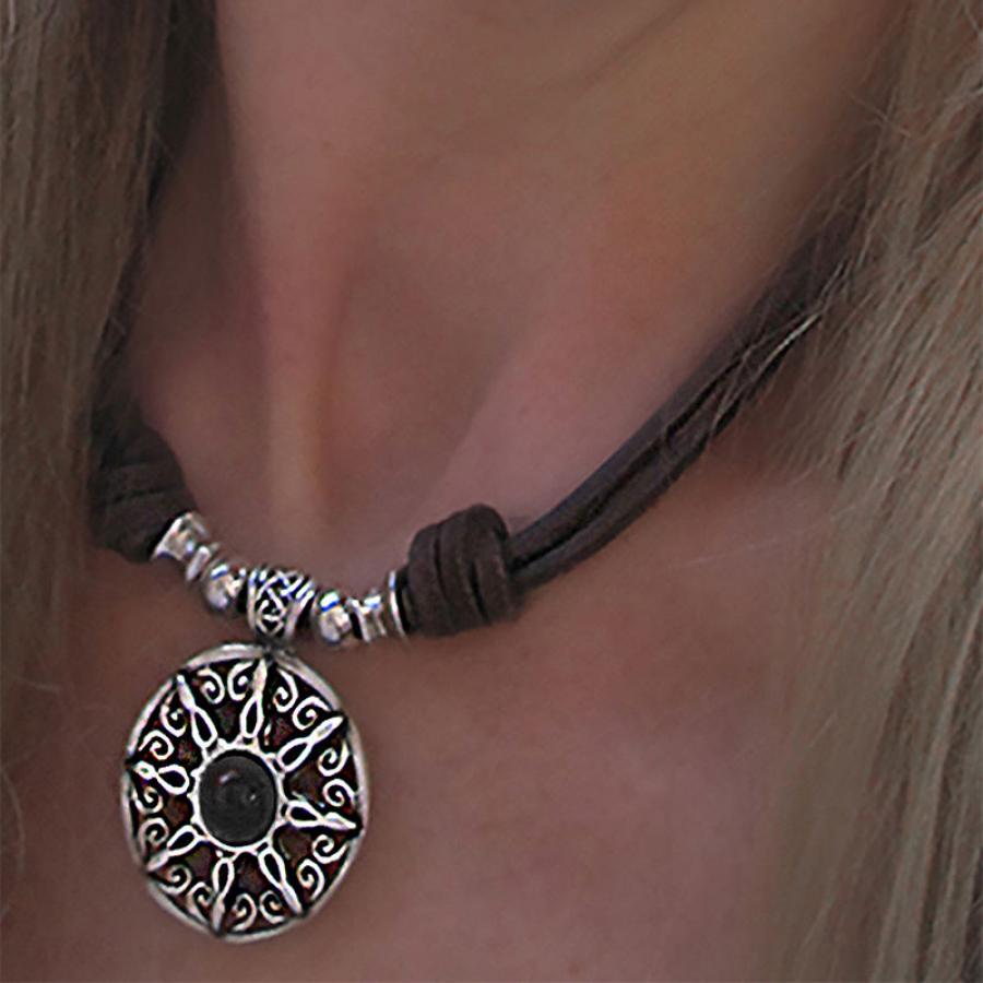 Model trägt Lederkette Sonnenanhänger Onyx - Braun - K181_onyx - Halsketten - Beau Soleil Jewelry