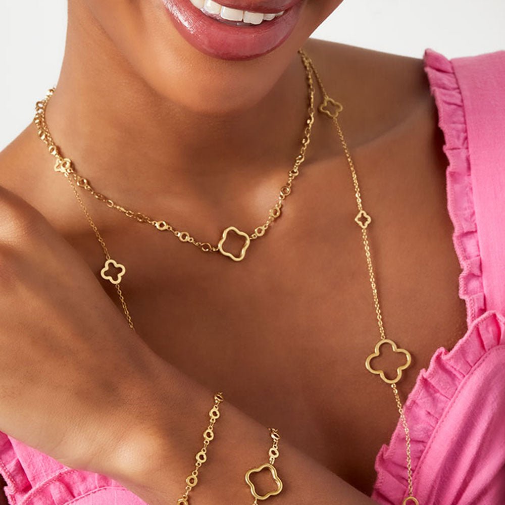 Model trägt Halskette für Damen in Gold  - Halskette Edelstahl Glücksklee - Gold - KE1010-klee-gold - Beau Soleil Jewelry