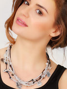 Model trägt Lederkette mit Münzen 213K - schwarzes Leder - Halsketten Damen - Beau Soleil Jewelry