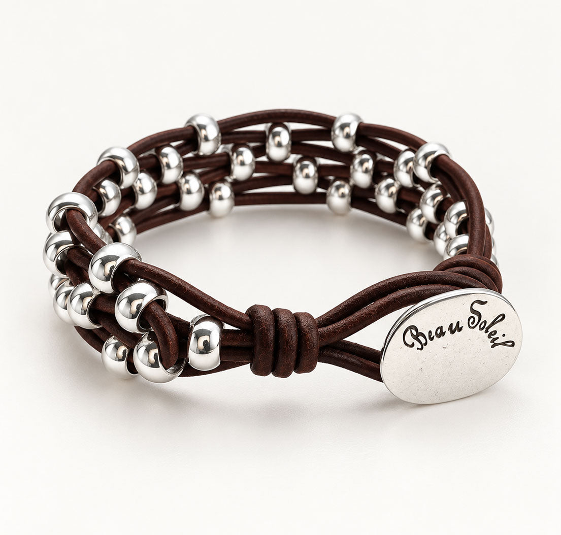 Model trägt Armband Damen Lederarmband Emelie - Schwarz - A983-18-Schwarz - Armbänder - Beau Soleil Jewelry