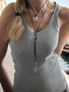 Model trägt Lederkette Tribal Münzen K186 - schwarz - K186-schwarz - Halsketten Damen - Beau Soleil Jewelry