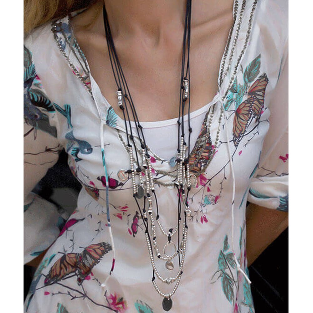 Model trägt lange Lederkette Münzen Anhänger 214K - Schwarzes Leder - 214K - Halsketten Damen - Beau Soleil Jewelry