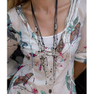 Model trägt lange Lederkette Münzen Anhänger 214K - Schwarzes Leder - 214K - Halsketten Damen - Beau Soleil Jewelry