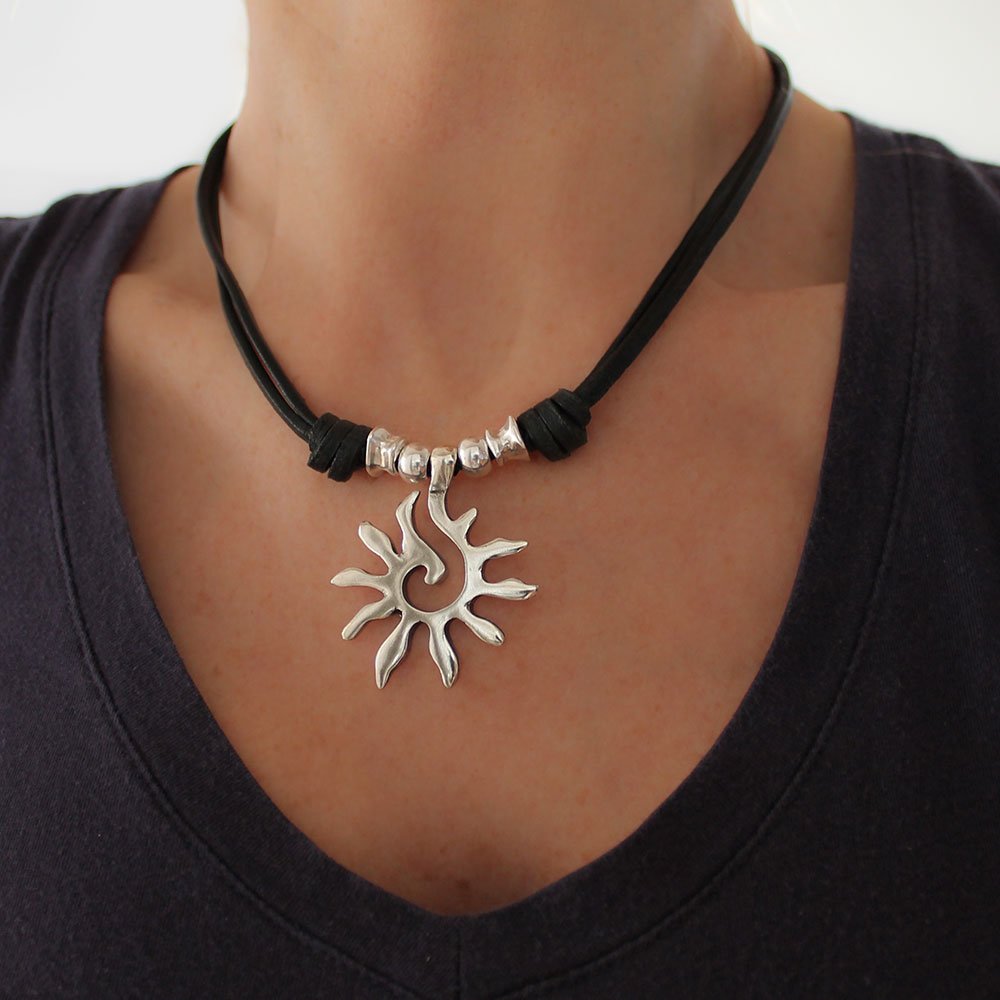 Model trägt Lederkette mit Anhänger Sonne längenverstellbare  K296 - Braun - K296-braun - Halsketten - Beau Soleil Jewelry