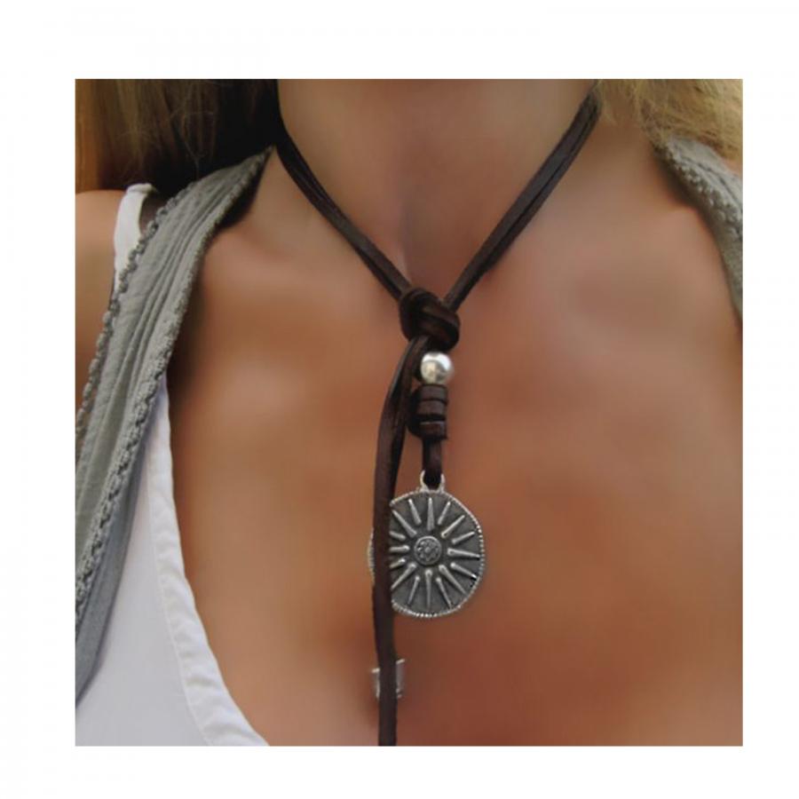 Model trägt Lederkette mit Anhänger Münze Sonnenysymbol - Braun - K155-Braun - Halsketten - Beau Soleil Jewelry