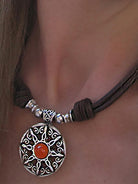 Model trägt Lederkette Sonnenanhänger Karneol Edelstein - Schwarz - K181-schwarz-carneol - Halsketten Damen - Beau Soleil Jewelry