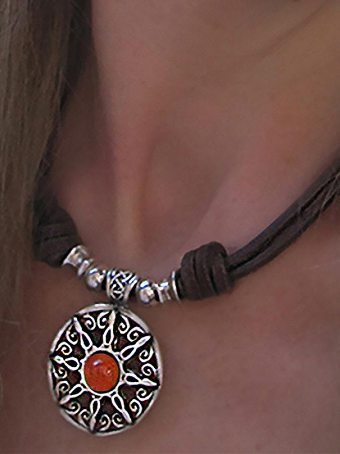 Model trägt Lederkette Sonnenanhänger Karneol Edelstein - Schwarz - K181-schwarz-carneol - Halsketten Damen - Beau Soleil Jewelry