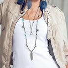 Model trägt Lederkette längenverstellbar K270 - schwarzes Leder - K270 - Halskette Damen Beau Soleil Jewelry