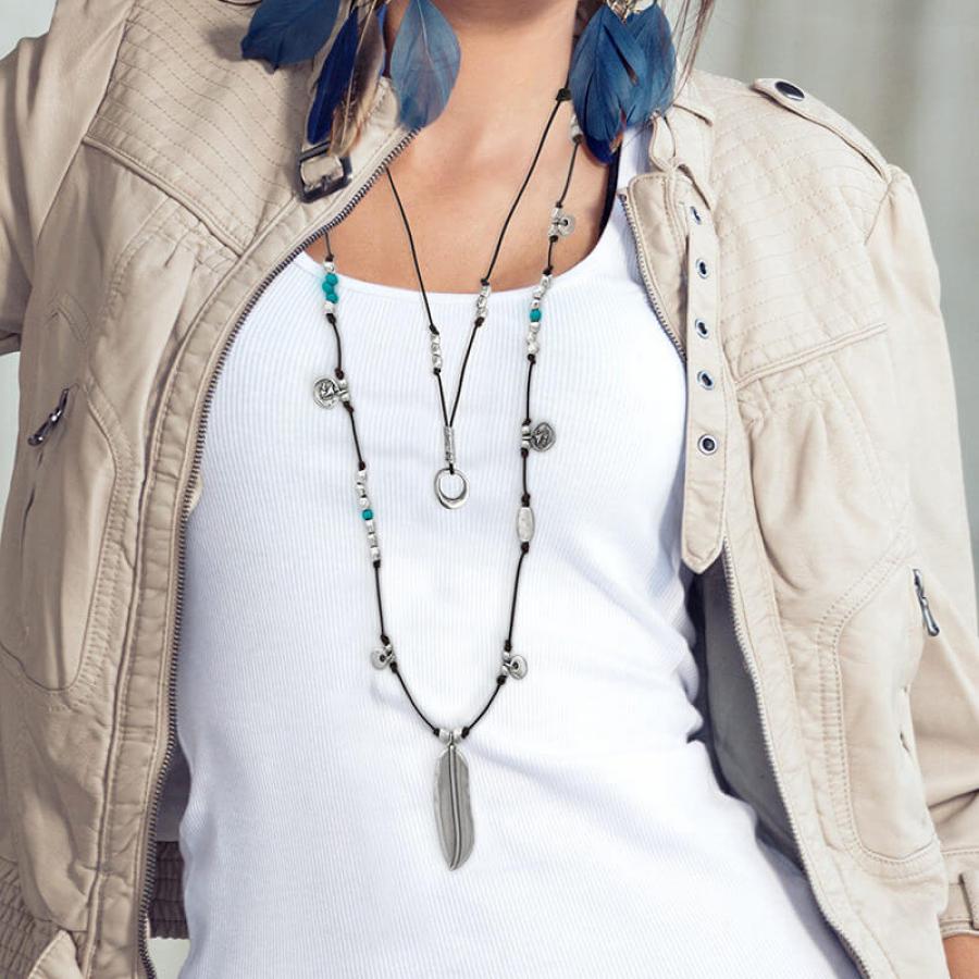 Model trägt Lederkette längenverstellbar K270 - schwarzes Leder - K270 - Halskette Damen Beau Soleil Jewelry