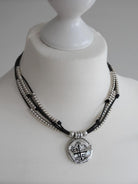 Ketten - Mehrreihige kurze Lederkette mit Münz Anhänger - Braun - K185 - Beau Soleil Jewelry